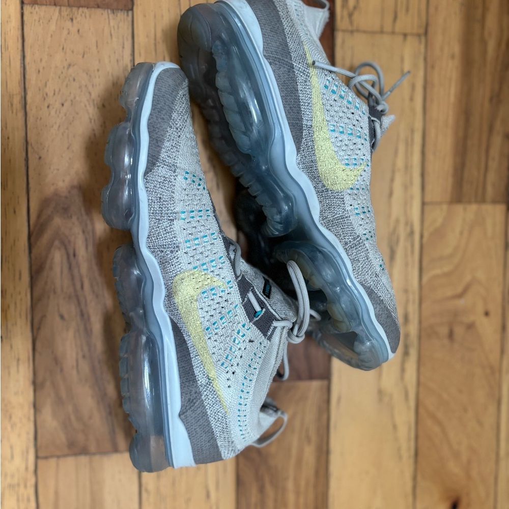 Nike Air VaporMax 2023 Flyknit in Gray and Green